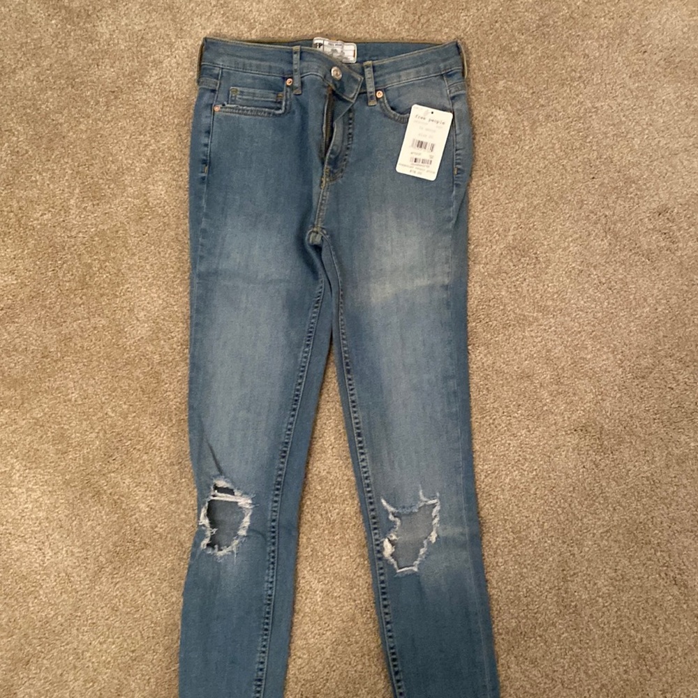 Free people never worn, tags still on. Size 25 distressed jeans